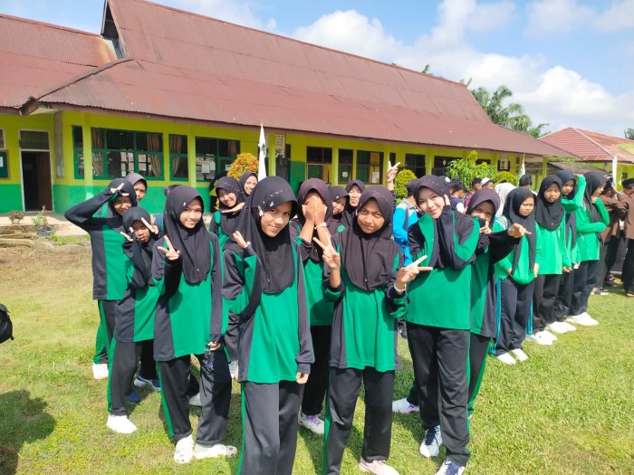 Peserta Aksioma MTsN 3 Tanjung Jabung Timur Ikuti Pembukaan Aksioma II di Rantau Rasau