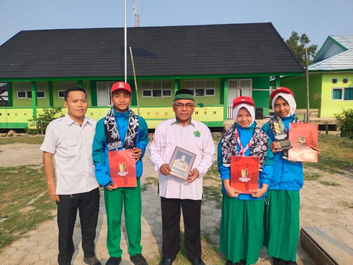 Bangga! Keluarga Besar MTsN 3 Tanjung Jabung Timur Sambut Kepulangan Peserta Jamnas 2026 Bangga! Keluarga Besar MTsN 3 Tanjung Jabung Timur Sambut Kepulangan Peserta Jamnas 2026