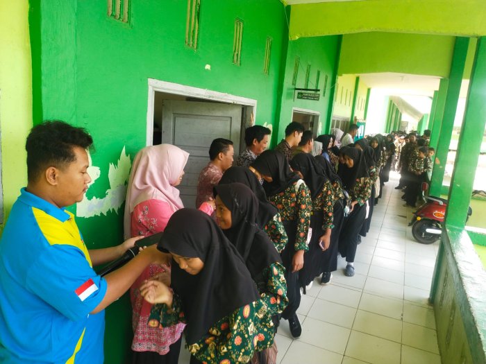 MTsN 3 Tanjung Jabung Timur Gelar Salam-Salaman Menjelang Libur Idul Fitri