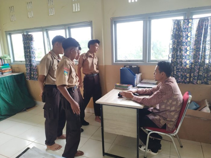 Wali Kelas 8A MTsN 3 Tanjung Jabung Timur Berikan Bimbingan dan Nasihat Akhlak kepada Siswa