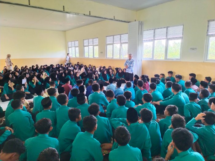Usai Yasinan Jumat, Kepala MTsN 3 Tanjung Jabung Timur Berikan Pembinaan Karakter kepada Siswa