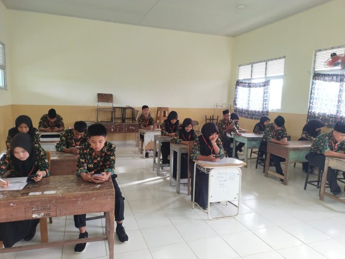 Ujian Hari Kedua di MTsN 3 Tanjung Jabung Timur Berjalan Tertib dan Lancar