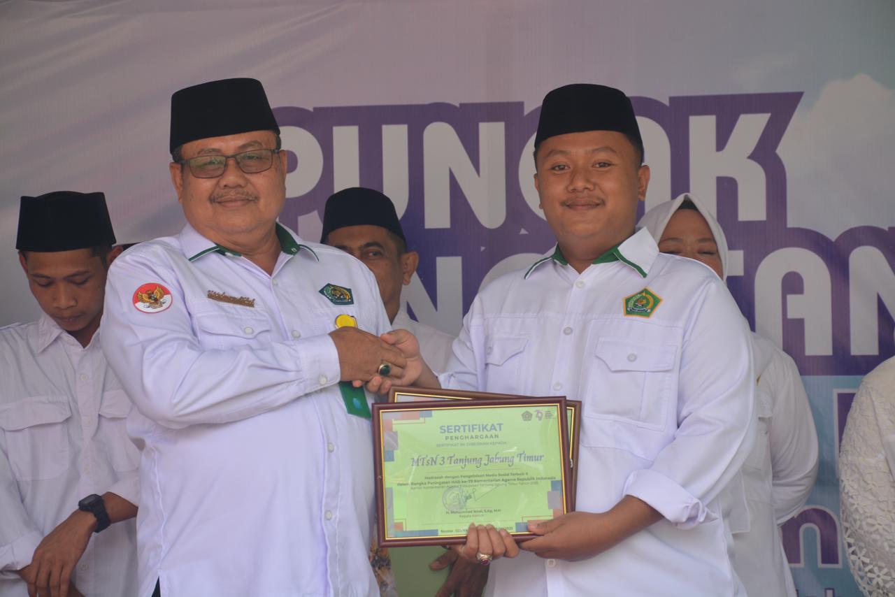 Humas MTsN 3 Tanjung Jabung Timur Menerima Perhargaan Terbaik 2 Sebagai Pengelola Media Sosial Terbaik