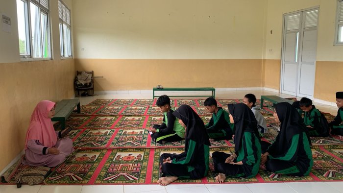 Semangat Baru Program Tahfidz, MTsN 3 Tanjabtim Gandeng Ustadzah Fitria