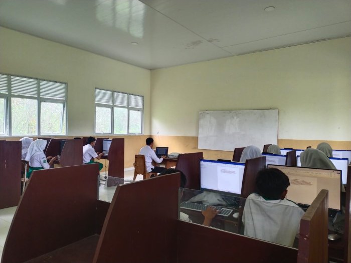 Siswa Kelas IX MTsN 3 Tanjung Jabung Timur Laksanakan Praktik Ujian TIK