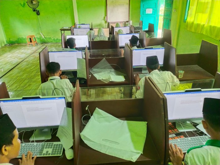 Dari Madrasah untuk Masa Depan: Kelas 9 MTsN 3 Tanjung Jabung Timur Rutin Praktik Komputer