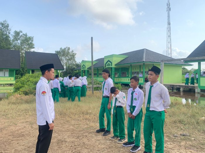 Tanamkan Nilai Kedisiplinan, Humas MTsN 3 Tanjung Jabung Timur Lakukan Pembinaan
