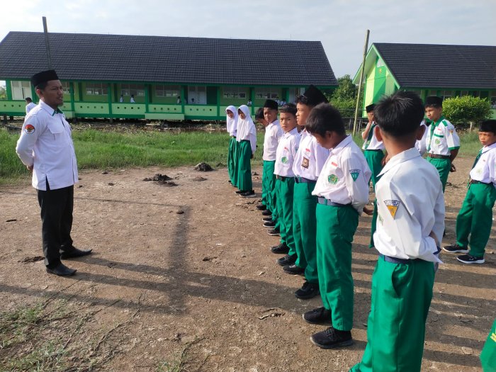 Tanamkan Disiplin Sejak Dini, Waka Kesiswaan MTsN 3 Tanjung Jabung Timur Beri Arahan kepada Siswa