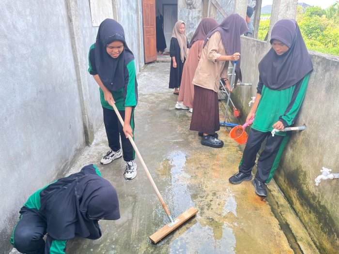 Sambut Ramadan, MTsN 3 Tanjung Jabung Timur Gelar Aksi Bersih-Bersih Masjid Penuh Semangat