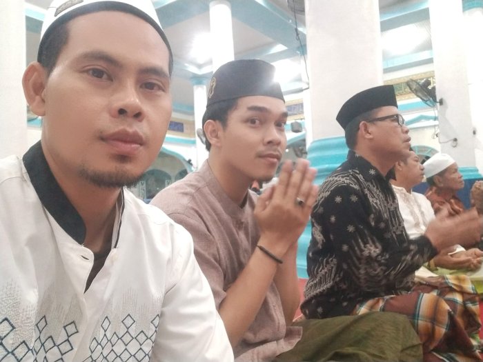 Perkuat Iman dan Ukhuwah, Guru MTsN 3 Tanjung Jabung Timur Hadiri Isra Miraj di Masjid Agung
