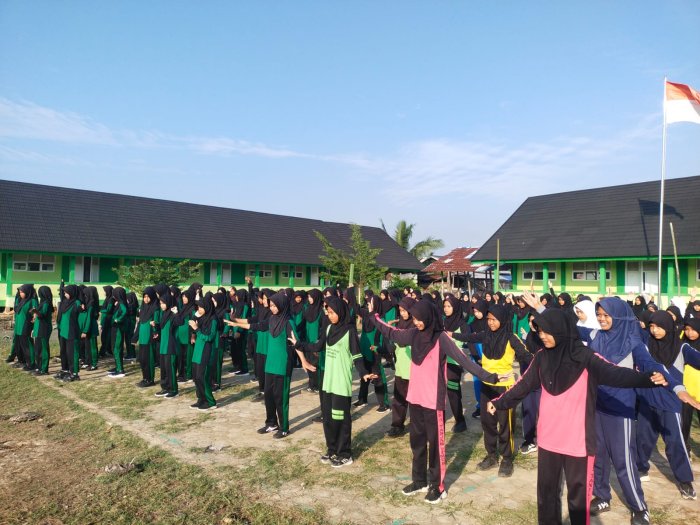 Awali Hari dengan Semangat, MTsN 3 Tanjung Jabung Timur Gelar Senam Bersama Sebelum KBM