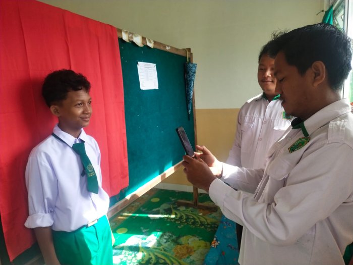 MTsN 3 Tanjung Jabung Timur Gelar Sesi Foto untuk Pembuatan Kartu Pelajar