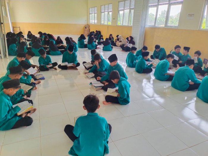 MTsN 3 Tanjung Jabung Timur Gelar Pesantren Kilat Hari Kedua, Abdul Muin S.Ag Bahas Keutamaan Al-Quran