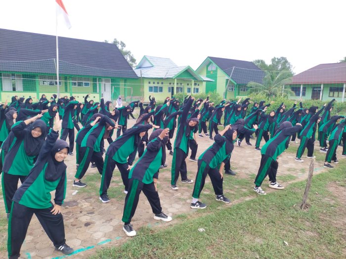 Bangun Semangat dan Kebugaran, MTsN 3 Tanjung Jabung Timur Rutin Gelar Senam Bersama Setiap Selasa Pagi