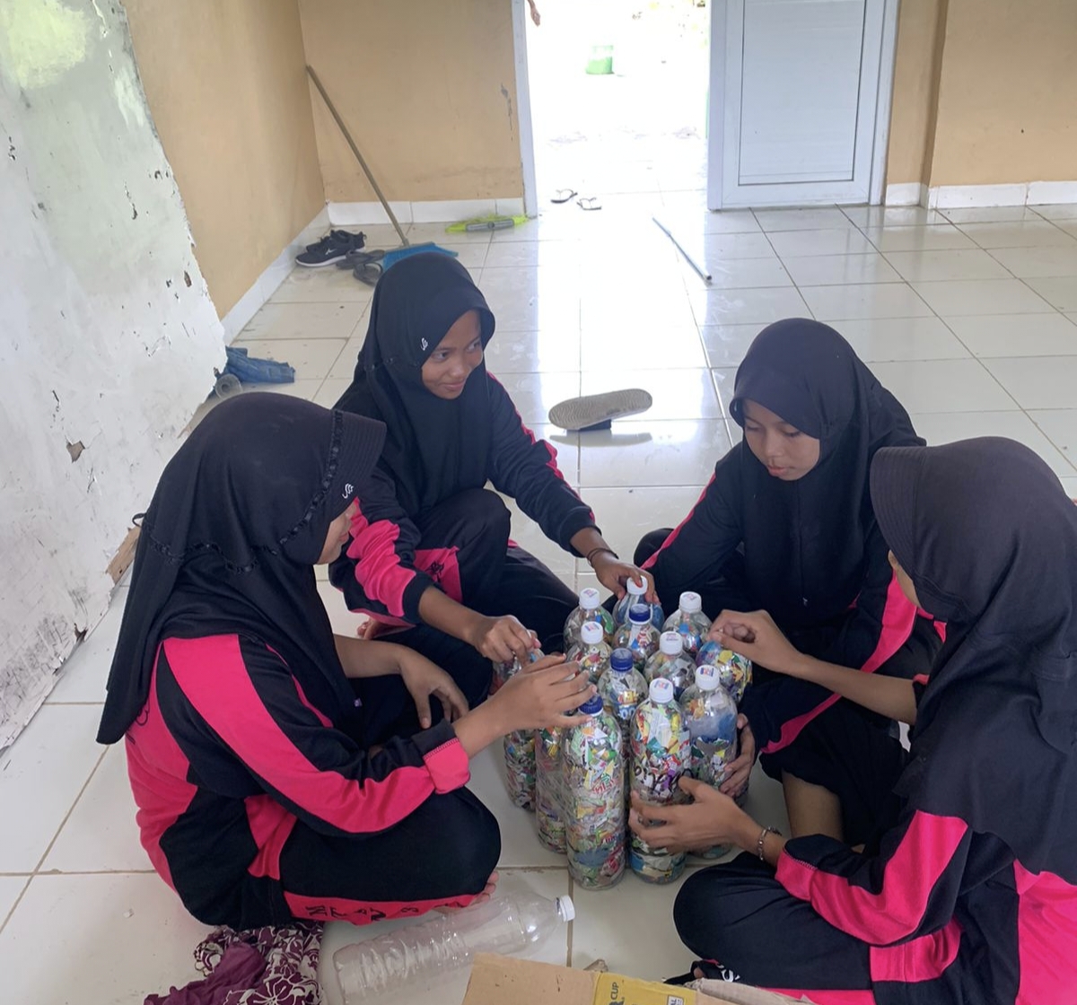 Implementasi kurikulum merdeka : MTsN 3 Tanjung Jabung Timur laksanaan P5RA Tema Hidup Gaya Berkelanjutan (ECOBRICK)