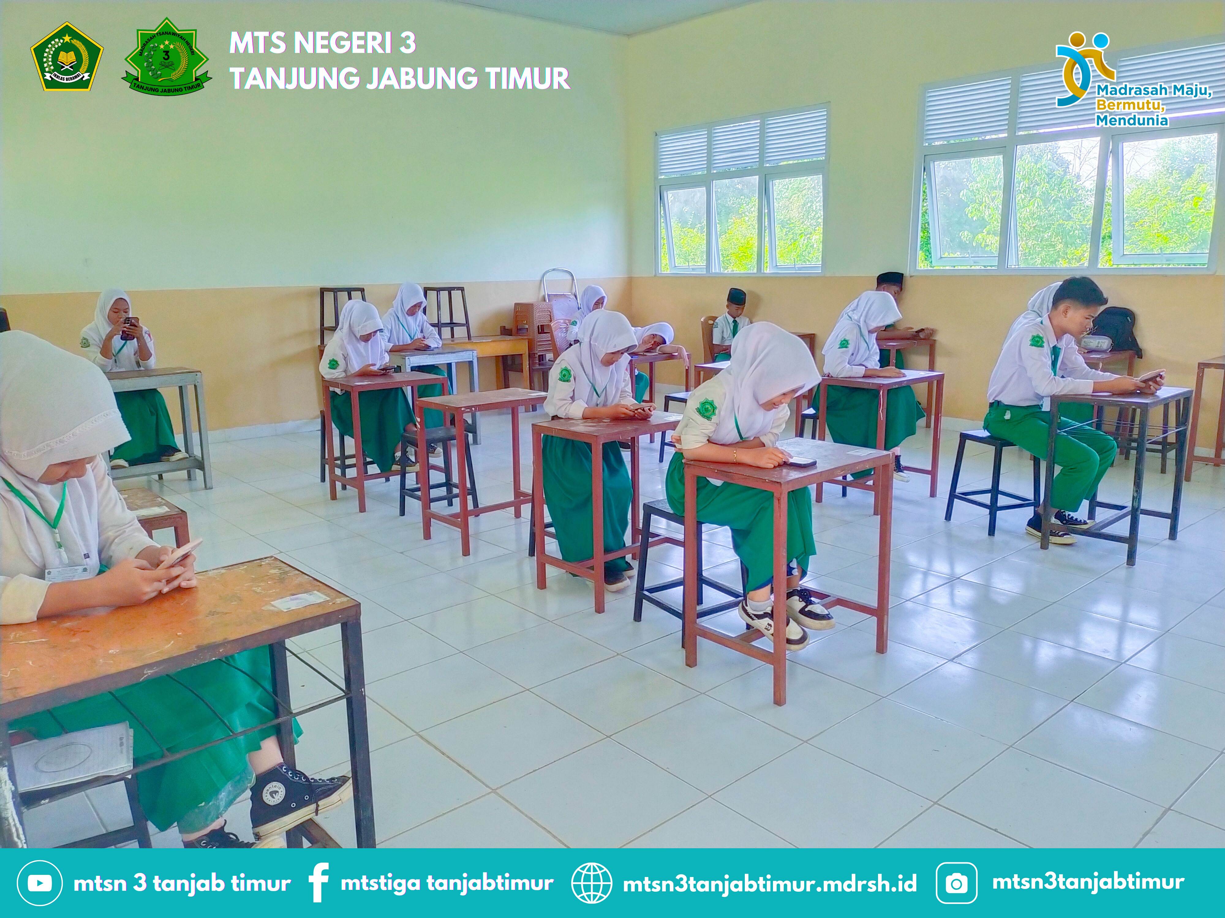 Disiplin Peserta, Ujian Hari Kedua MTsN 3 Tanjung Jabung Berlangsung Lancar