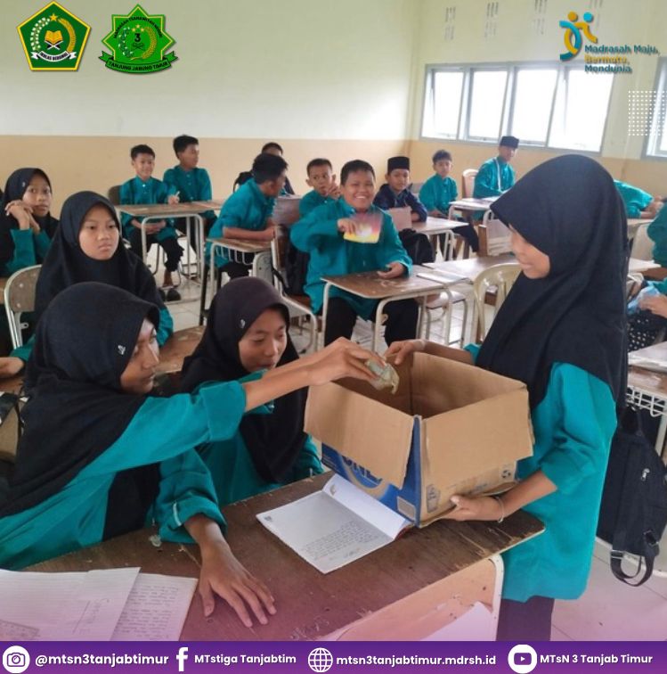 Keluarga Besar MTsN 3 Tanjung Jabung Timur Galang Dana Uang Sosial Sebagai Bentuk Duka Atas Meninggal Salah Satu Orang Tua Siswa