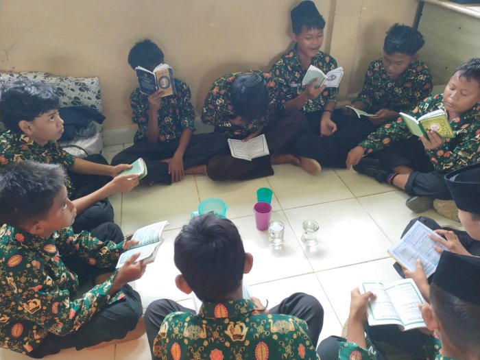 Bimbingan Karakter Lewat Surah Yasin, Guru Piket MTsN 3 Tanjung Jabung Timur Sentuh Hati Siswa