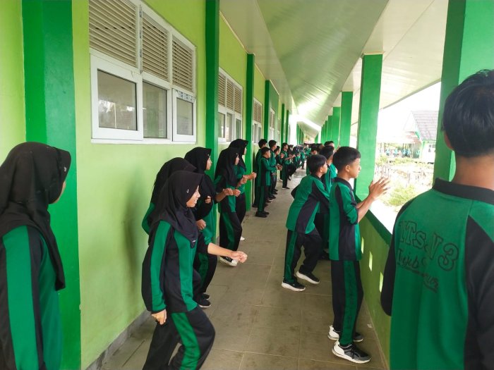 MTsN 3 Tanjung Jabung Timur Gelar Senam di Teras Madrasah karena Lapangan Becek