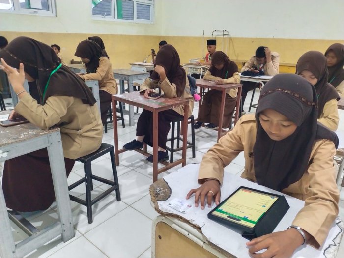 Hari Pertama Ujian Semester Genap Berbasis Android di MTsN 3 Tanjung Jabung Timur Berjalan Lancar Hari Pertama Ujian Semester Genap Berbasis Android di MTsN 3 Tanjung Jabung Timur Berjalan Lancar