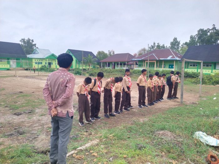 Waka Kesiswaan MTsN 3 Tanjung Jabung Timur Beri Pembinaan Akhlak kepada Siswa