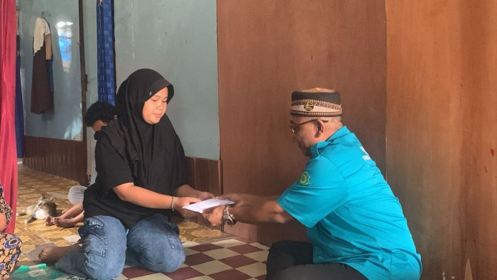 Wujud Kepedulian, MTsN 3 Tanjung Jabung Timur Serahkan Santunan untuk Siswa yang Berduka