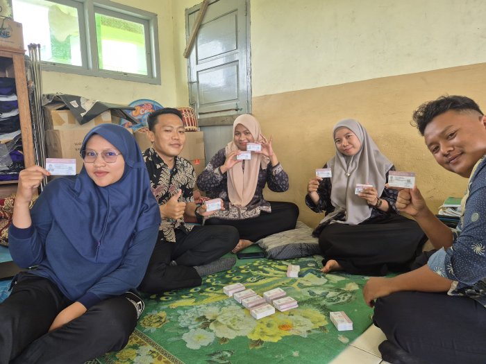 Perkuat Identitas Kepramukaan, MTsN 3 Tanjung Jabung Timur Serahkan KTA Pramuka kepada Siswa
