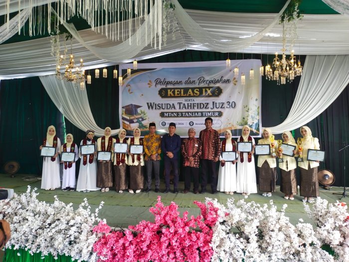 Tangis Haru Iringi Delapan Wisuda Tahfidz Juz 30 Siswi MTsN 3 Tanjung Jabung Timur