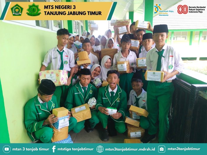 MTsN 3 Tanjung Jabung Timur Bagikan Hadiah Pemenang Lomba Antar Kelas dalam Rangka HUT RI ke-80