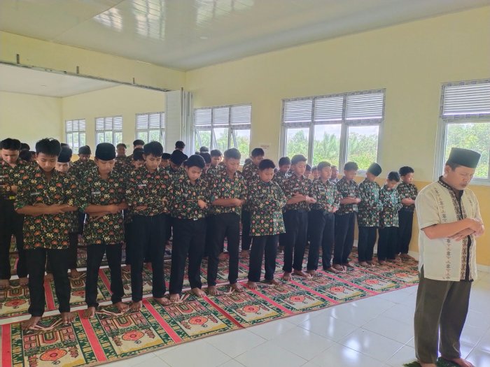 Disiplin dan Religius, MTsN 3 Tanjung Jabung Timur Rutin Laksanakan Sholat Zhuhur Berjamaah