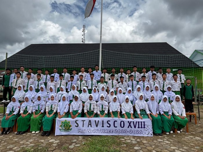 Siswa Kelas IX MTsN 3 Tanjung Jabung Timur Gelar Foto Bersama Jelang Perpisahan