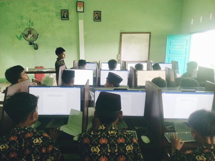 Asah Keterampilan Digital, Siswa Kelas IX MTsN 3 Tanjung Jabung Timur Rutin Praktik Komputer Setiap Pekan Asah Keterampilan Digital, Siswa Kelas IX MTsN 3 Tanjung Jabung Timur Rutin Praktik Komputer Setiap Pekan