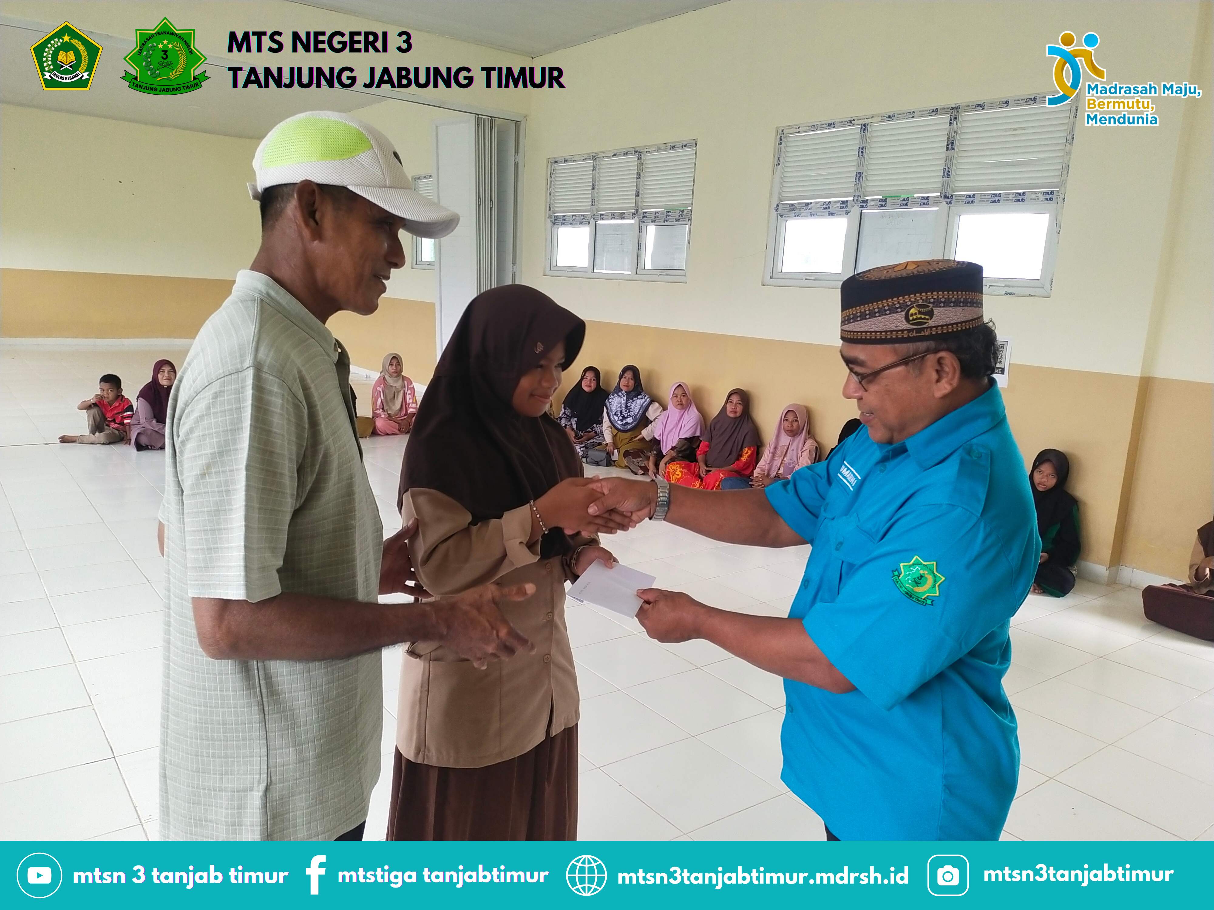 MTsN 3 Tanjung Jabung Timur Dorong Pendidikan, Salurkan Bantuan Transportasi Siswa Desa Sinar Kalimantan