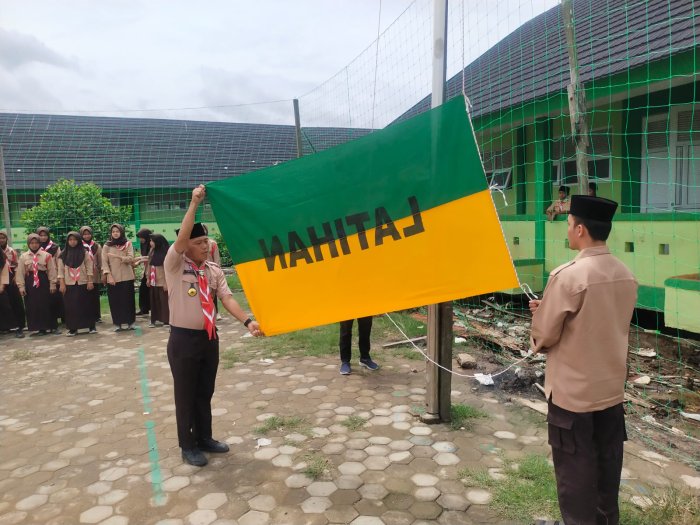 Jelang Hari Guru Nasional, MTsN 3 Tanjabtim Tunjukkan Totalitas Melalui Latihan Upacara