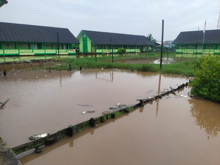 Meski Hujan dan Air Pasang, Semangat Belajar di MTSN 3 Tanjung Jabung Timur Tak Surut