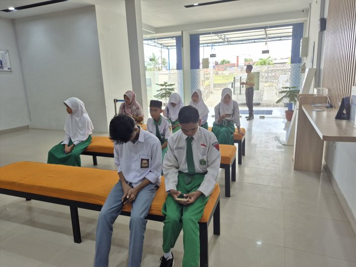 Pastikan Tepat Sasaran, 7 Siswa MTsN 3 Tanjung Jabung Timur Ambil Dana PIP dengan Pendampingan Madrasah