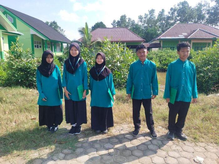 Disiplin dan Kompak, Siswa Kelas IXA MTsN 3 Tanjung Jabung Timur Matangkan Persiapan Upacara Bendera Disiplin dan Kompak, Siswa Kelas IXA MTsN 3 Tanjung Jabung Timur Matangkan Persiapan Upacara Bendera