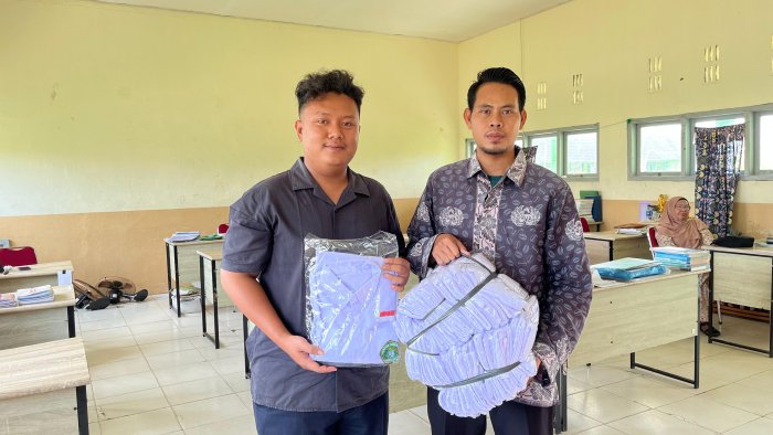 Bupati Tanjabtim Salurkan Bantuan Seragam Sekolah untuk Siswa MTsN 3 Tanjung Jabung Timur
