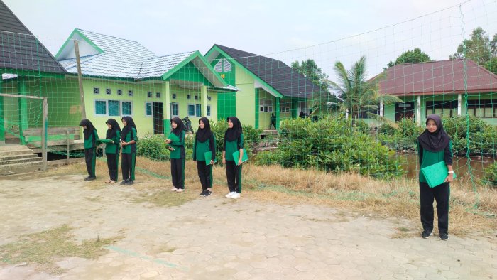 Serius dan Disiplin, Siswa IX B MTsN 3 Tanjung Jabung Timur Gelar Latihan Upacara