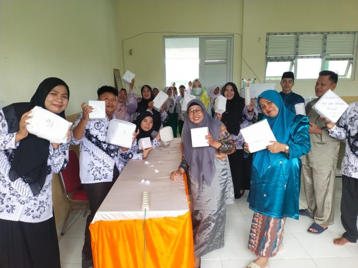 HGN 2025 Jadi Lebih Hangat, Guru MTsN 3 Tanjung Jabung Timur Rayakan Kebersamaan Lewat Tukar Kado