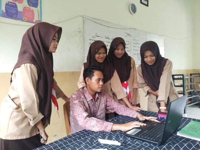 Tingkatkan Literasi Digital, Guru TIK MTsN 3 Tanjung Jabung Timur Terapkan Pembelajaran Interaktif