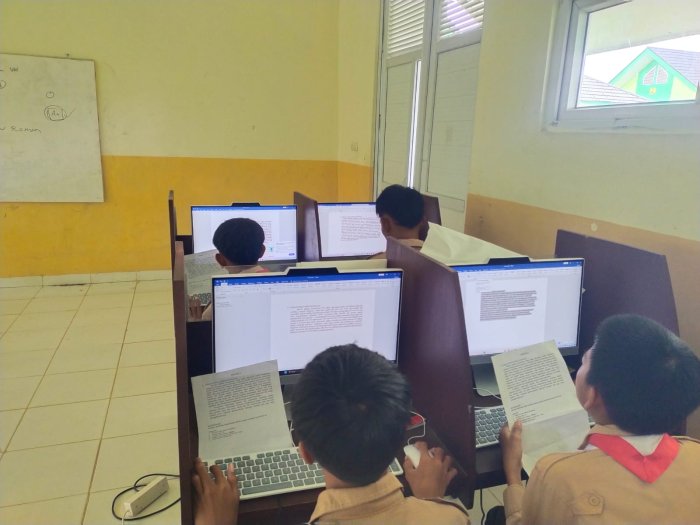 Siswa Kelas 9C MTsN 3 Tanjung Jabung Timur Laksanakan Praktik Komputer Dasar