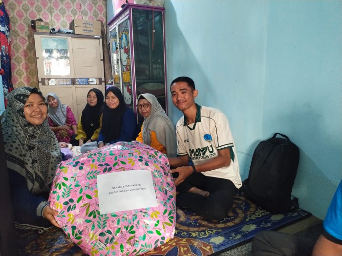 Keluarga Besar MTsN 3 Tanjung Jabung Timur Kunjungi Guru yang Baru Melahirkan