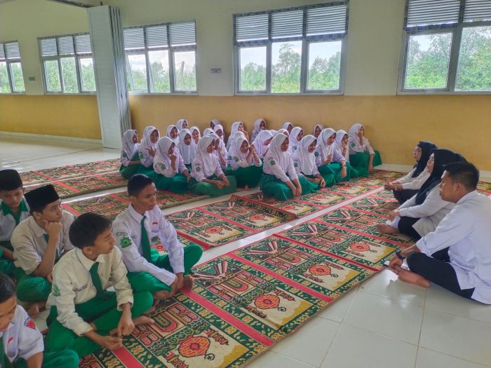 Wali Kelas IX MTsN 3 Tanjung Jabung Timur Undang Wali Murid Bahas Persiapan dan Biaya Perpisahan