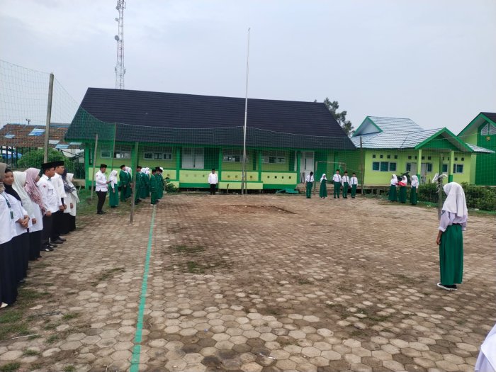MTsN 3 Tanjung Jabung Timur Gelar Upacara Bendera Hari Senin