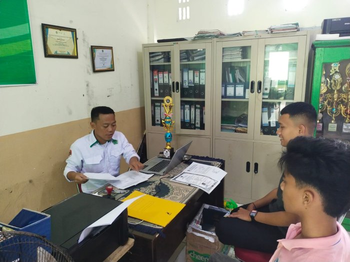 MTsN 3 Tanjung Jabung Timur Sambut Hangat Alumni yang Mengambil Ijazah