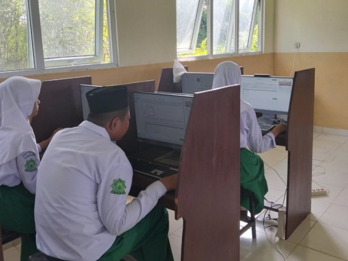 Peserta OMI Bidang IPA MTsN 3 Tanjung Jabung Timur Gelar Simulasi Penuh Semangat Hadapi Tingkat Kabupaten